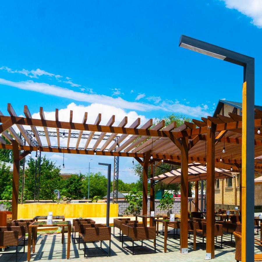 Hotel Alpen Park Shymkent Esterno foto